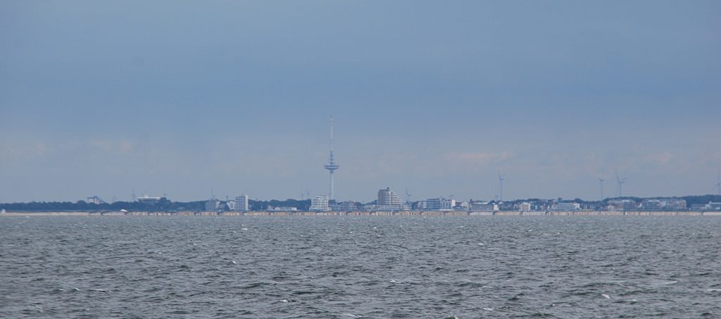 Blick auf Cuxhaven von der Fähre nach Neuwerk